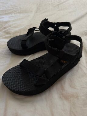 Teva women’s sz 9 strappy universal platform sandal in black EUC